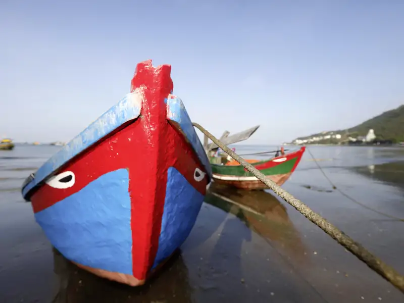 Auf Ihrer individuellen Rundreise durch Vietnam und Kambodscha sehen Sie auch die bunten Fischerboote am Mekong, was ihn zu einer faszinierenden Kulisse macht.