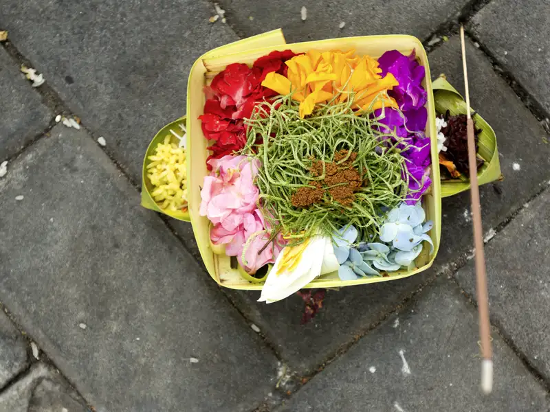 Der balinesische Hinduismus begegnet Ihnen auf Bali immer wieder. Auch in Form von Opfergaben.