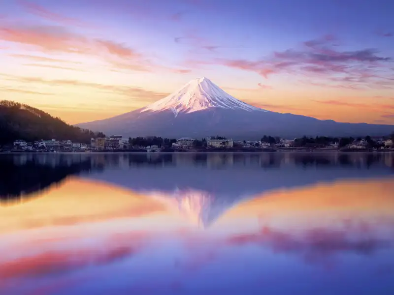 Auf dieser individuellen Rundreise durch Japan übernachten Sie am Fuße des heiligen Berges Fuji-san.