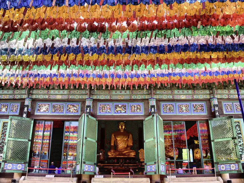 Immer wieder treffen Sie auf Ihrer individuellen Rundreise durch Sdüdkorea auf bunte Tempel.