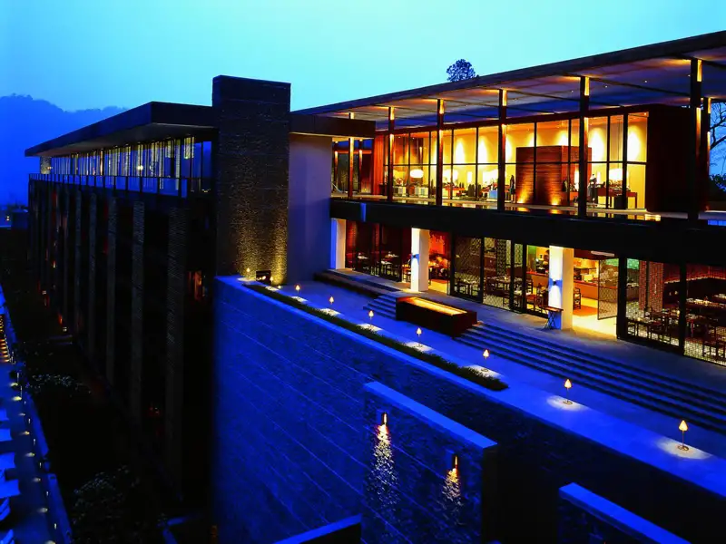 Das Lalu Hotel ist ideal für einen Aufenthalt am Sonne-Mond-See. Das historische Gebäude verfügt über luxuriöse 5-Sterne-Villen mit Panoramablick auf den See, und die traditionell und zugleich modern gestalteten Suiten mit kostenfreiem WLAN und Privatbalkon bieten erstklassigen Komfort. Entspannen Sie sich nach dem Tagesprogramm bei einer wohltuenden Massage im Spa-Bereich oder bei einem erfrischenden Bad im Swimmingpool. Kulinarische Genüsse bereiten die verschiedenen Restaurants. Hier finden sie italienische, französische und asiatische Spezialitäten. In der Lobby Bar können Sie den Abend gemütlich ausklingen lassen.