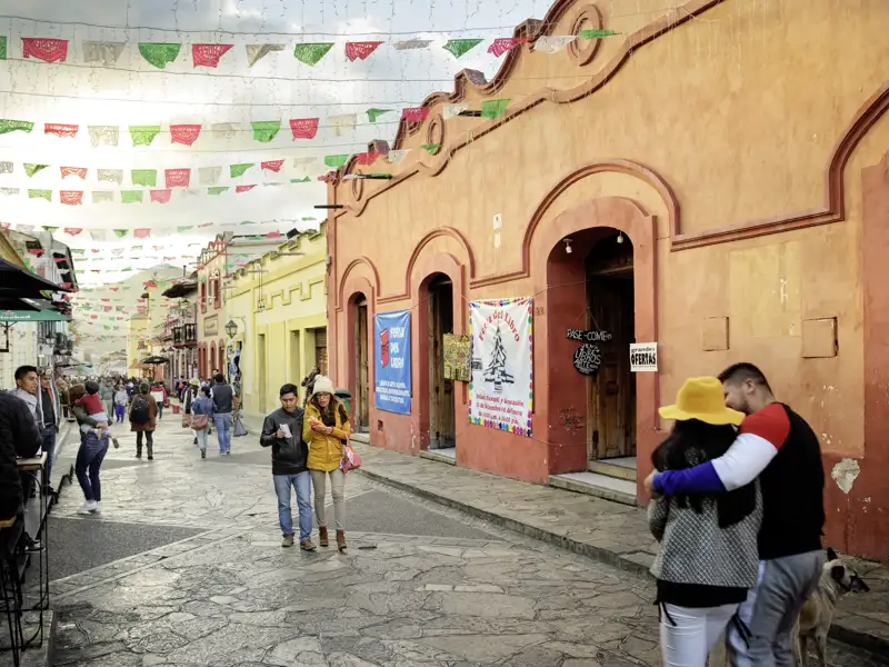 Spazieren Sie mit Ihrem Driver-Guide durch die bunten Straßen von San Cristóbal.