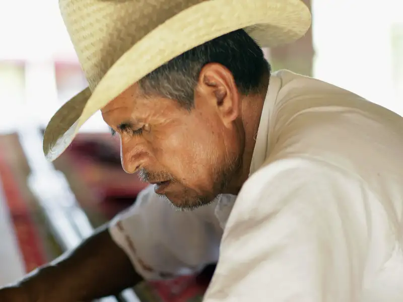 Farbenfrohe handgewebte Teppiche und anderes Kunsthandwerk sind Ihnen auf Ihrer individuellen Rundreise durch Mexiko sicherlich einen Stopp wert.