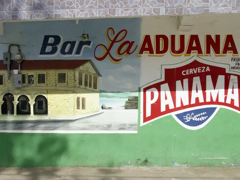 Bars werben mit farbenfrohen Schildern und verlocken immer wieder zu Pausen auf Ihrer individuellen Rundreise durch Panama.