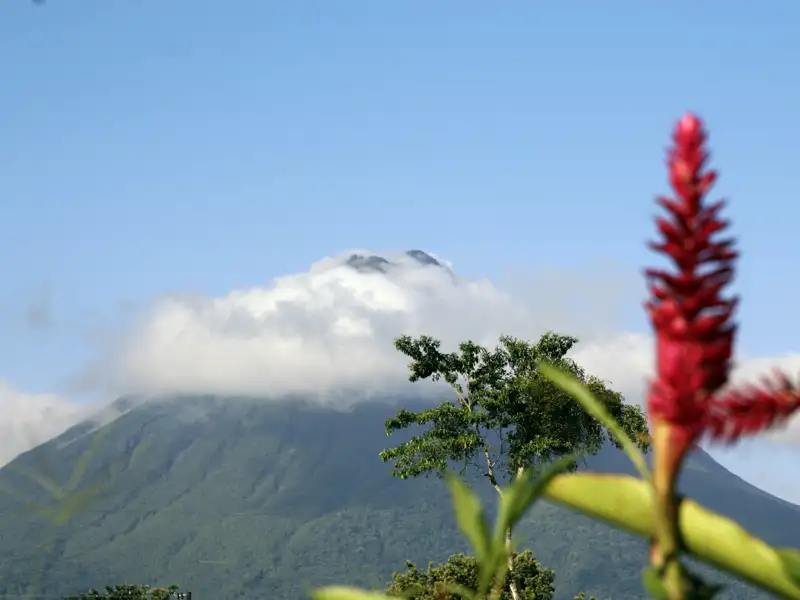Auf Ihrer individuellen Rundreise durch Costa Rica unternehmen Sie eine Wanderung am Vulkan Arenal und übernachten an seinem Fuß.