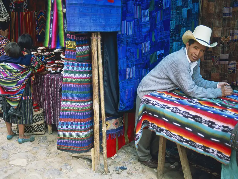 Die Farbenpracht der Märkte in Guatemala, die Sie auf Ihrer individuellen Rundreise durch Guatemala besuchen, ist überwältigend.
