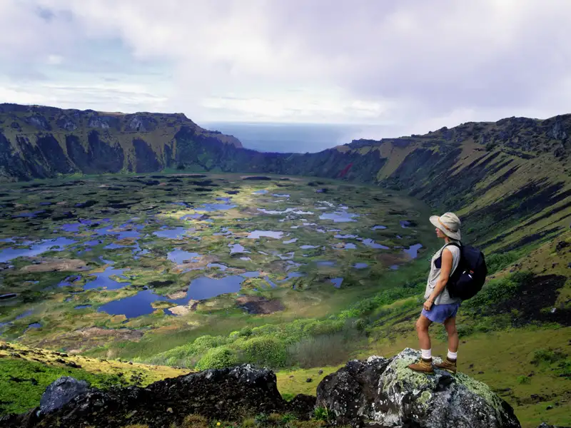 Bei einer Halbtagesexkursion lernen Sie Orongo, die Zeremonienstätte des Vogelmannkultes kennen, deren Steinhäuser direkt am kreisrunden Krater des Vulkans Ranu Kau liegen. Der Vogelmannkult entwickelte sich erst nach dem Untergang der Moai-Kultur und besteht aus Fruchtbarkeitsriten und dem Vogelmannwettbewerb. Wenn Sie dann nach kurzer Fahrt den Kraterrand erreichen, bietet sich Ihnen ein spektakulärer Ausblick über den großen Kratersee, das Meer und den Ort Hanga Roa auf der anderen Seite