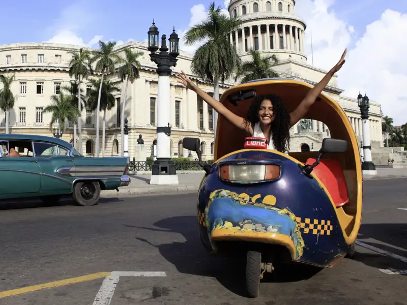 Während Ihrer Rundreise durch Kuba besichtigen Sie das Capitolio in Havanna von außen, das dem großen Vorbild in Washington nachempfunden ist, und unternehmen eine Tour im klassichen Oldtimer und im Bici-Taxi.