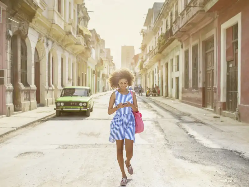 Spaziergang mit Ihrem Scout durch die wunderschöne Altstadt von Havanna auf Ihrer individuellen Rundreise durch Kuba.