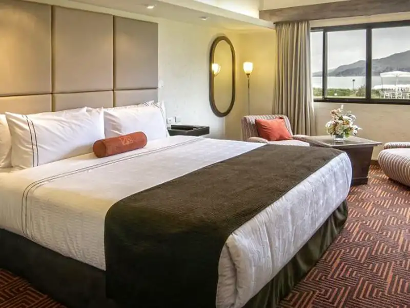 Am Ufer des Titicacasees gelegen, ca. 5 km vom Hauptplatz in Puno, zwischen der Universität und der Insel Esteves. Das Hotel Posada del Inca verfügt über ein Restaurant, ein Business-Center mit Internet, Zimmerservice, einen privaten Anlegesteg, Bahnhaltestelle, Wäscheservice, Gepäckaufbewahrung, ärztliche Versorgung, Souvenirshop, Touristenservice und Geldwechselmöglichkeiten. Die 62 Zimmer sind mit Kabel-TV, Anti-Geräusch-Fenstern, Klimakontrolle, Telefon, Fön (auf Anfrage) und Safe ausgestattet. Behindertengerechte Zimmer sind auf Anfrage verfügbar.