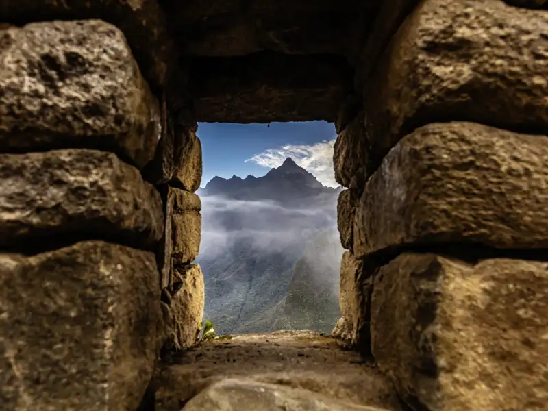 Auf Ihrer individuellen Rundreise können Sie in Peru einen Blick durch massive Inkamauern werfen.