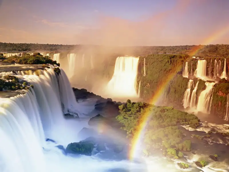 Einer der Höhepunkte Ihrer individuellen Rundreise durch Südamerika: Iguazú, die schönsten Wasserfälle der Welt, die Sie von Argentinien und von Brasilien aus erkunden.