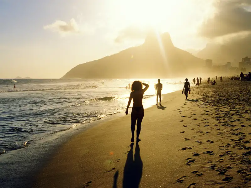 Die Traumstadt am Atlanik - Rio de Janeiro - ist eines der Highlights Ihrer individuellen Südamerikareise. Brasilien ohne Strandleben? Undenkbar! Auch Sie haben Zeit für unvergessliche Momente - zum Beispiel am berühmten Strand von Ipanema.