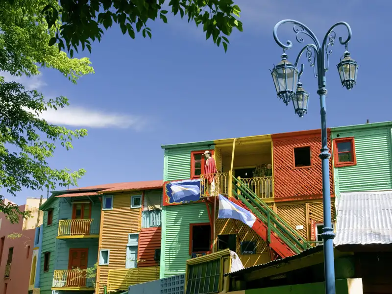 Auf Ihrer individuellen Rundreise durch Südamerika erkunden Sie in der argentinischen Hauptstadt Buenos Aires das Viertel La Boca mit seinen bunten Häusern aus Wellblech.