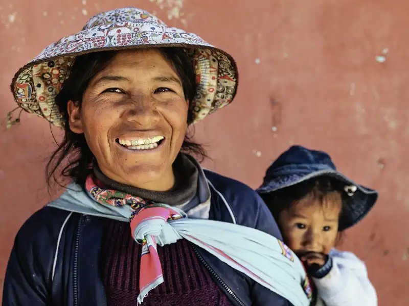 Auf Ihrer individuellen Rundreise durch Südamerika sehen Sie in Peru auf dem Markt von Pisak Frauen in traditioneller Tracht.