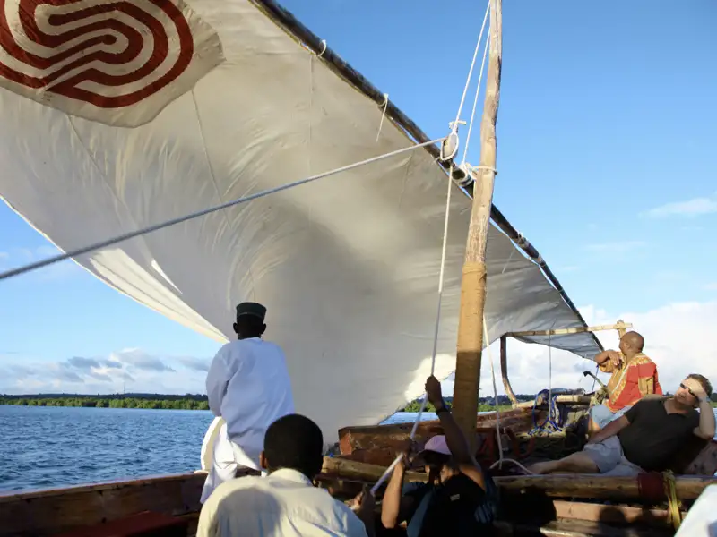Stimmungsvolles Finale Ihrer individuellen Rundreise durch Tansania: Sunset-Dinner-Cruise auf einer traditionellen Dhau vor der Küste von Sansibar.