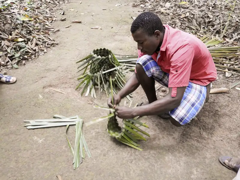 Sie lernen nicht nur die Tierwelt sondern auch Land und Leute kennen. Welche verschiedenen Dinge sich aus Palmenzweigen flechten lassen, zeigen Ihnen die Einheimischen.