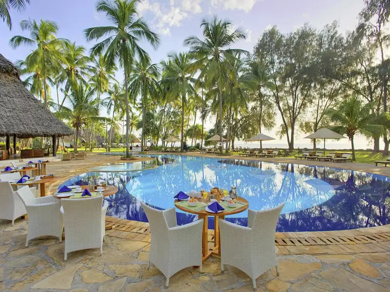 Für Ihre individuelle Reise durch Tansania können Sie zwischen verschiedenen Hotelkategorien wählen. Auf Sansibar übernachten Sie in der Kategorie Standard im Blue Bay Beach Resort.