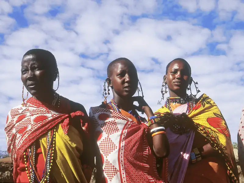 In Kenia und Tansania begegnen Ihnen immer wieder Bewohner der unterschiedlichen Stämme in ihrer typischen Kleidung.