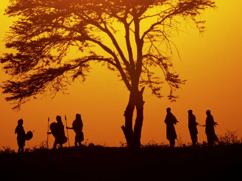 Auf Ihrer individuellen Reise durch Kenia und Tansania faszinieren immer wieder die Sonnenuntergänge in der Savanne.