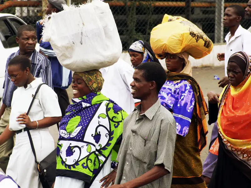 In Kenia begegnen Ihnen immer wieder Einheimische in bunten Gewändern. Mit ihren Waren, die die Frauen meist auf dem Kopf tragen, machen sie sich auf den Weg zum nächsten Markt.