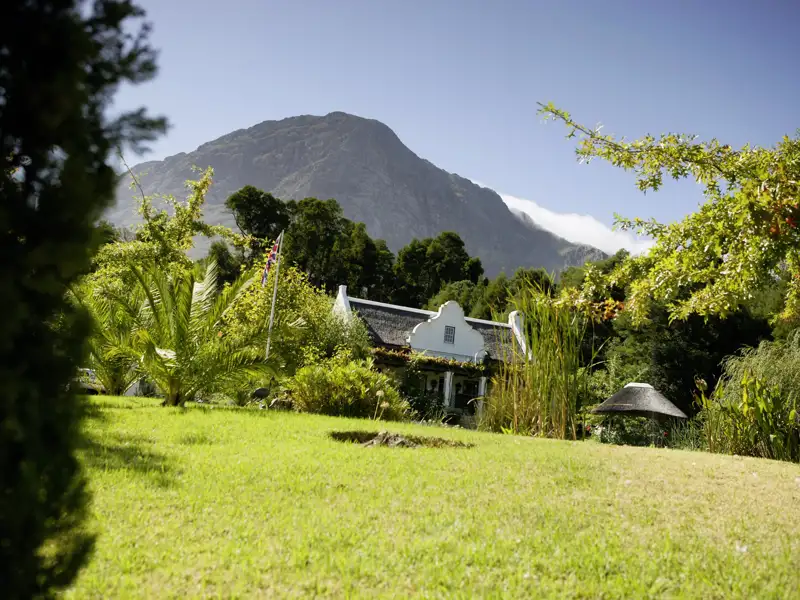 Ihre individuelle Rundreise im Mietwagen durch Südafrika führt Sie auch in die Winelands um Franschhoek und Stellenbosch: Hier werden Spitzenweine produziert.