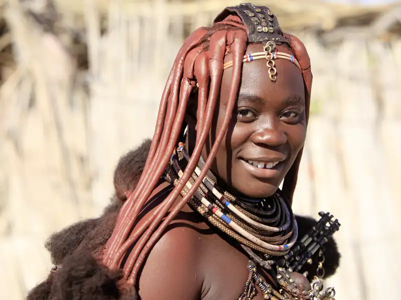 Auf Ihrer individuellen Rundreise durch Namibia begegnen Ihnen vielleicht auch Himba-Frauen mit ihren kunstvollen Frisuren.