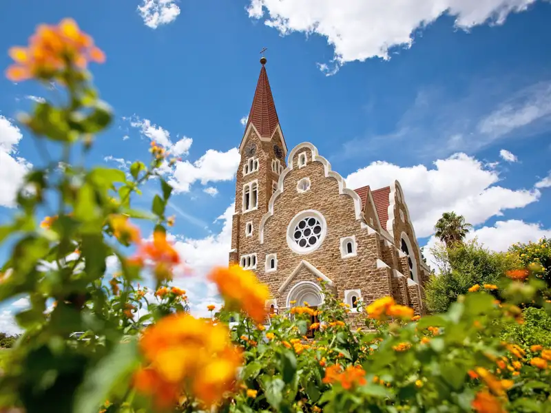 Entdecken Sie auf Ihrer individuellen Rundreise durch Namibia die wichtigsten Sehenswürdigkeiten des Landes, unter anderem die Christuskirche in Windhuk.