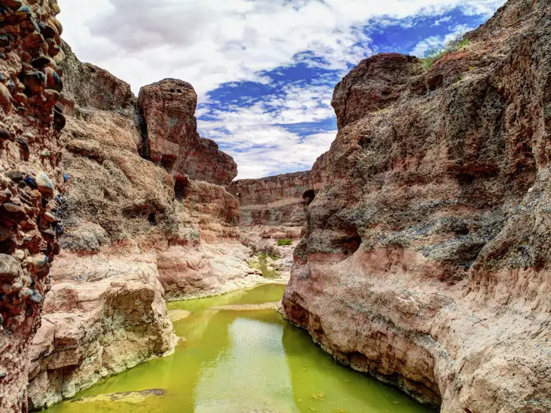 Auf Ihrer individuellen Rundreise im Mietwagen durch Namibia kommen Sie zum Sesriem-Canyon - hier hat sich der Fluss Tsauchab bis zu 30 m tief durch die Wüste gegraben.