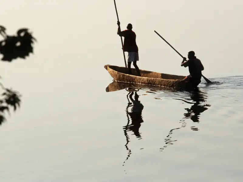 Diese Einheimischen gehen mit einem traditionellen Einbaum auf Fischfang.