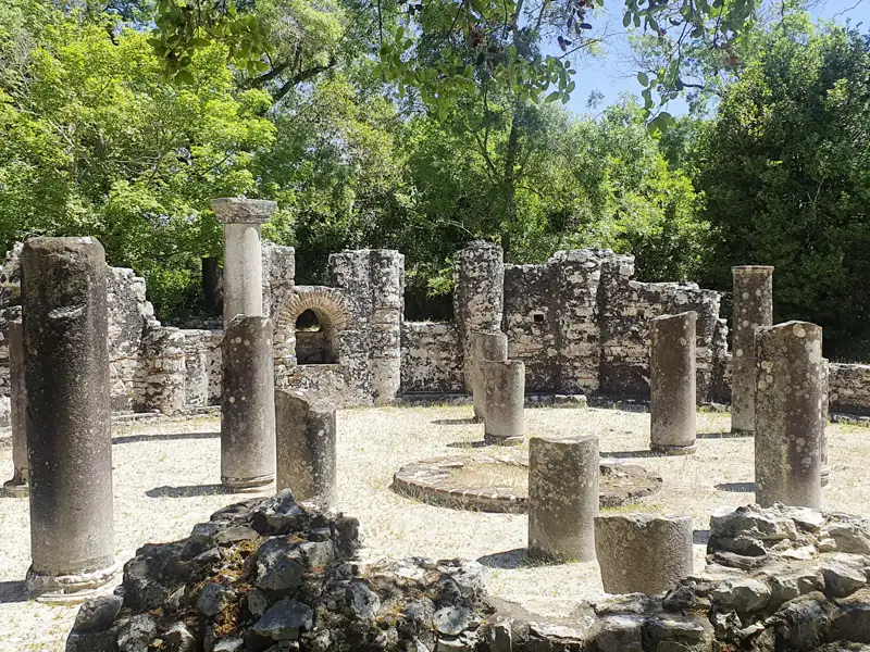 Die antike Stadt Butrint steht auf der Liste des UNESCO-Welterbes. Ihr Scout wandert mit Ihnen durch den archäologischen Park