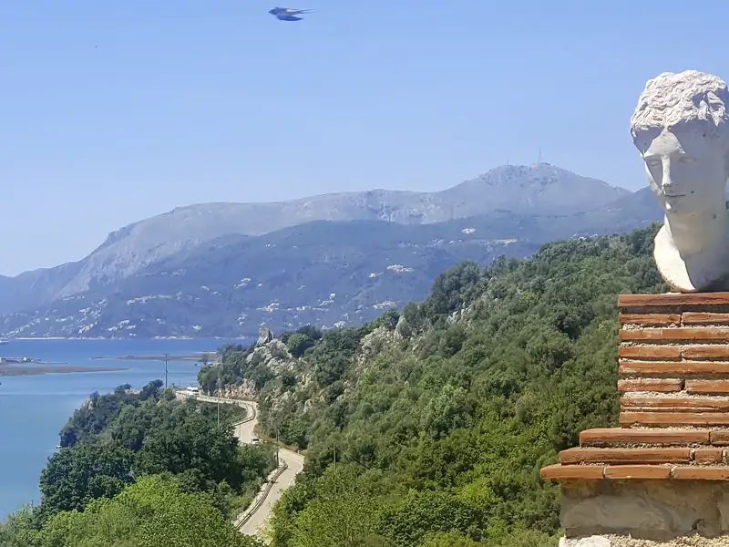 Sie wandern mit Ihrem Scout durch den archäologischen Park von Butrint.