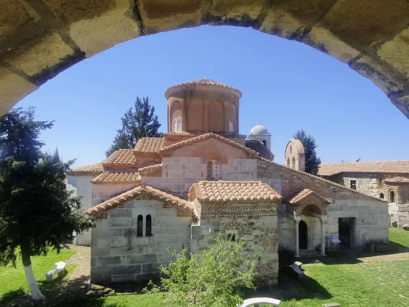 Auf Ihrer individuellen Reise durch Albanien berichtet Ihr Scout von der langen Geschichte Albaniens. In der Ausgrabungsstätte Apollonia erfahren Sie mehr darüber.