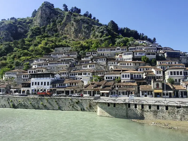 Berat wird auch die "Stadt der tausend Fenster" genannt. Sie gehört zum UNESCO-Welterbe und wurde auf mehreren Hügeln angelegt.