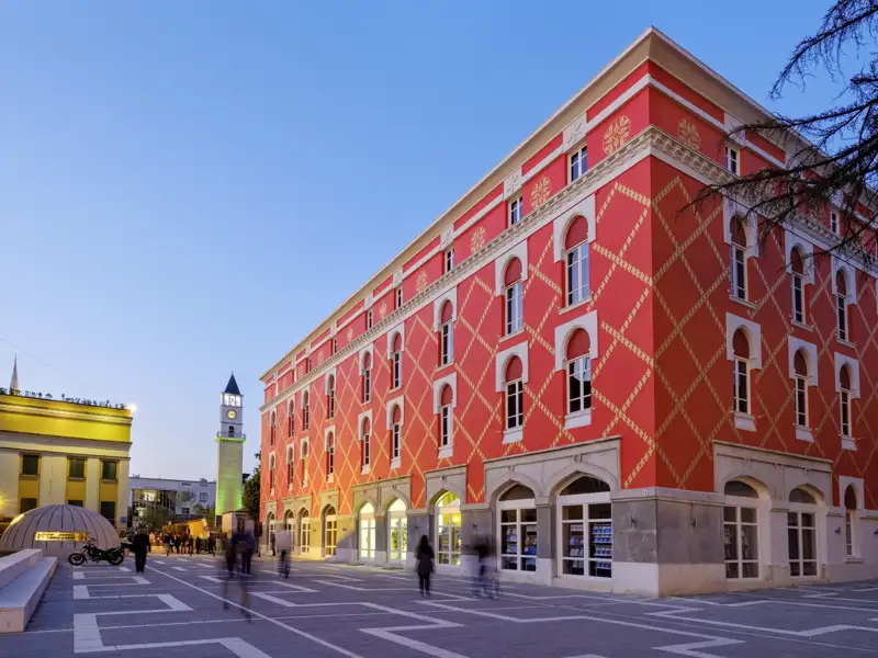In Tirana unternehmen Sie eine Citytour, Die Stadt bietet eine spannende Mischung aus antiken Ruinen und osmanischer, italienischer, kommunistischer und moderner Architektur.