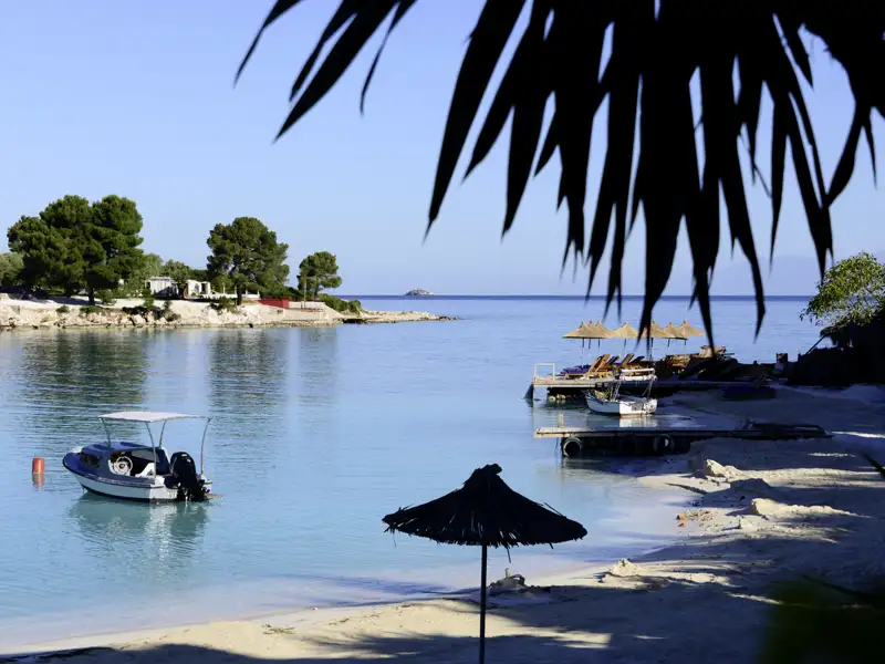 Im malerischen Dorf von Ksamil mit den herrlichen weißen Sandstränden legen Sie einen Badestopp ein.
