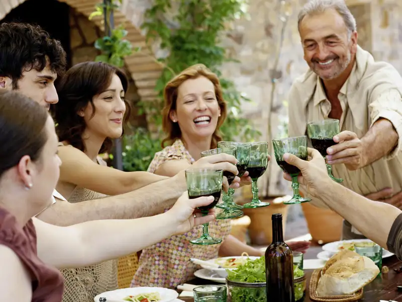 In der dörflichen Idylle von Roshnik werden lokale Spezialitäten und hauseigener Wein serviert.