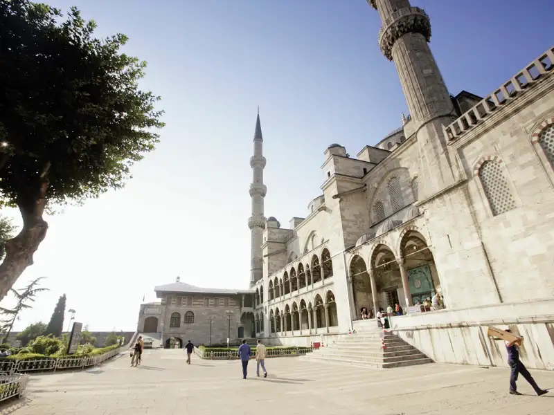 Die prachtvolle Sultan-Ahmed-Moschee in Istanbul: Ein Blick nach innen erklärt den Zweitnamen 'Blaue Moschee'.