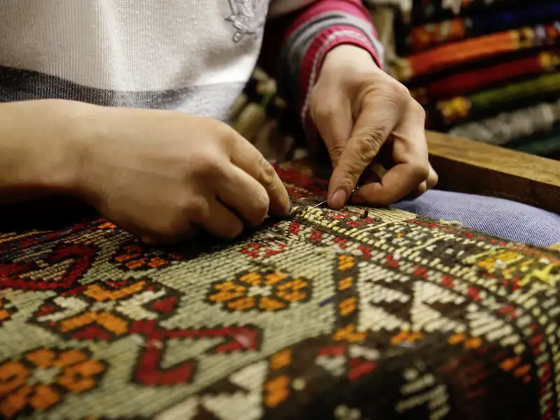 Ein Besuch bei Teppichknüpfern gehört bei einer Istanbul-Reise auf jeden Fall dazu.