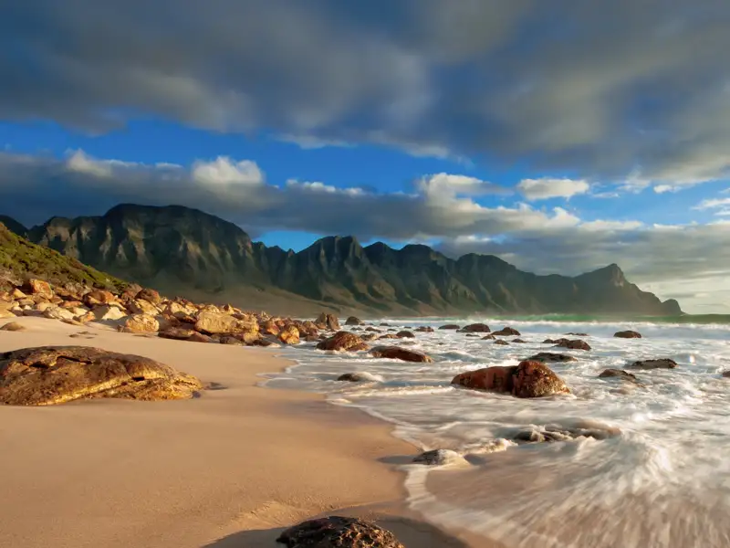 Bei Ihrer Reise in Südafrika genießen Sie atemberaubende Ausblicke auf das Meer.