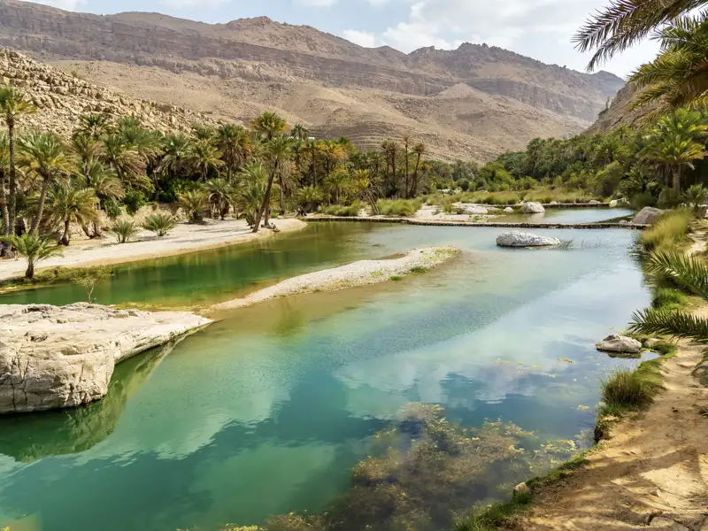 Auf Ihrer Reise durch den Oman kommen Sie an vielen Wadis vorbei, wo Sie auch ein kühles Bad nehmen können. Unter anderem dem Wadi Bani Khalid.