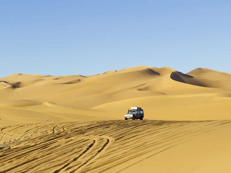Bei Ihrer Reise durch den Oman halten wir auch in der Wüste. Die Geländewagen kurven mit Turbo durch die Wüste, Abenteuer garantiert!