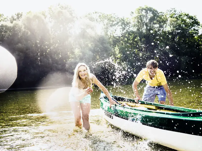 Auf unserer YOUNG LINE Rundreise durch Estland steigen wir im Soomaa-Nationalpark auf Kanus um und verbringen einen ganzen Tag auf dem Wasser - Abenteuer pur!