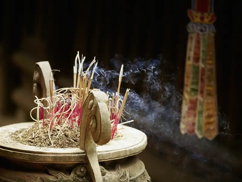 Ein Tempelbesuch darf auf unserer Reise durch Vietnam nicht fehlen. Hier empfängt Sie der betörende Duft von Räucherstäbchen.