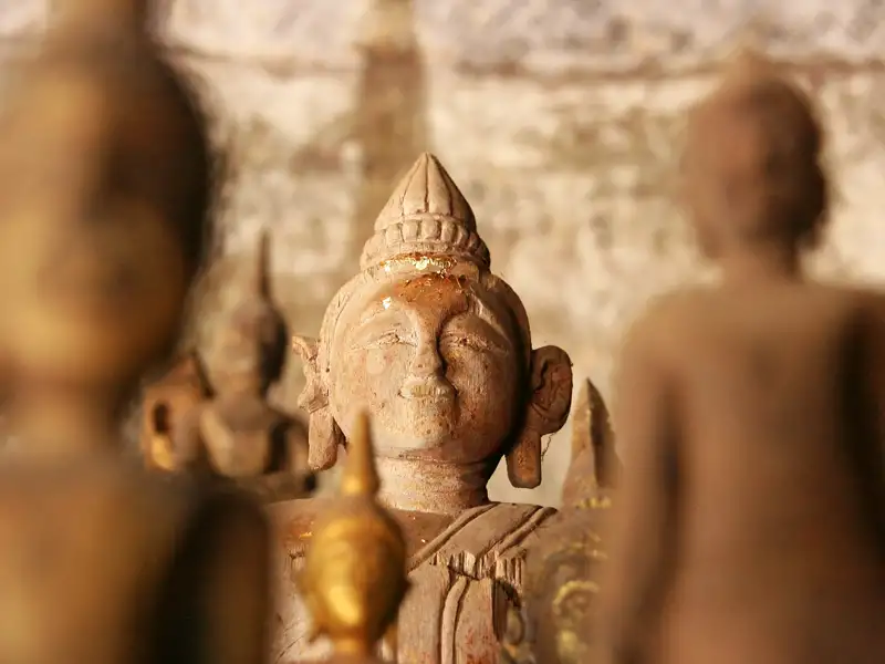 Bei Ihrer Reise durch Laos knattern wir heute mit Tuk-Tuks zu einem Tempel, wo wir Zeugen der Tak-Bath-Zeremonie werden. Schweigend schreiten die orangegekleideten Mönche die Straßen entlang und nehmen die Almosen der Gläubigen entgegen.