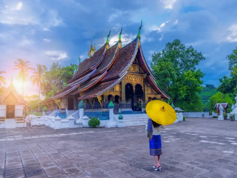 Bei Ihrere Reise besuchen wir mit dem Vat Visoun und dem Vat Xieng Thong die ältesten Tempel Luang Prabangs und erfahren im Royal-Palace-Museum mehr über die Geschichte der Stadt am Zusammenfluss von Mekong und Nam-Khan.
