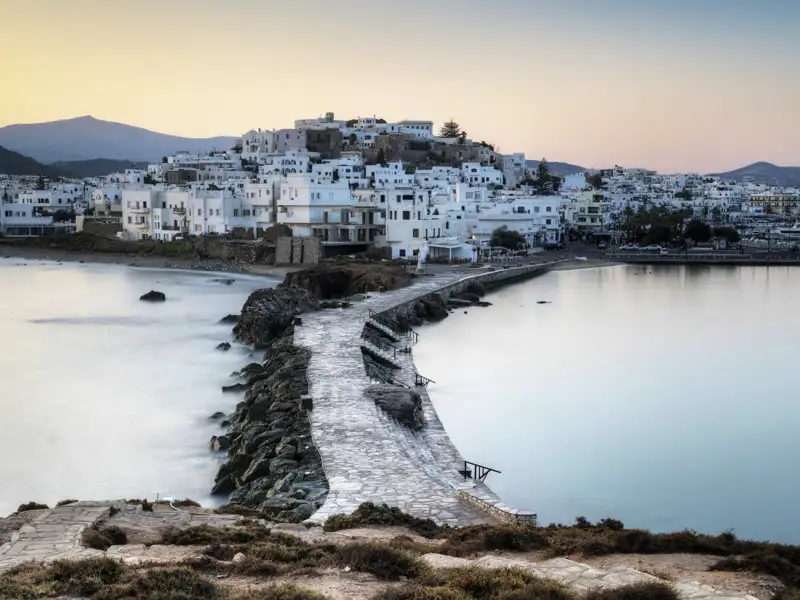 Mit der Fähre erreichen wir die erste Kykladeninsel auf unserer Gruppenreise: Bergdörfer, Strände, Buchten – Naxos hat viel zu bieten!