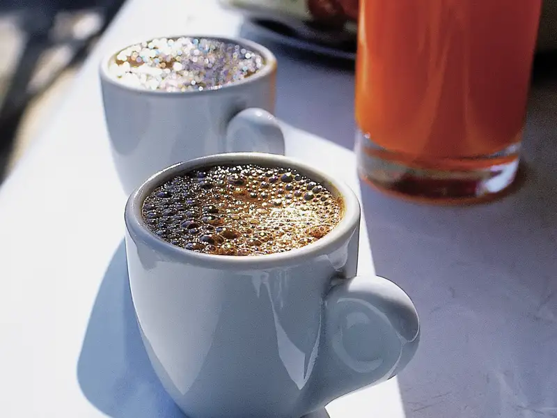 Zwischen Inselhüpfen und Beaches wird es bei unserer YOUNG LINE Rundreise in Griechenland auch Zeit für eine Pause mit belebendem griechischem Kaffee geben.