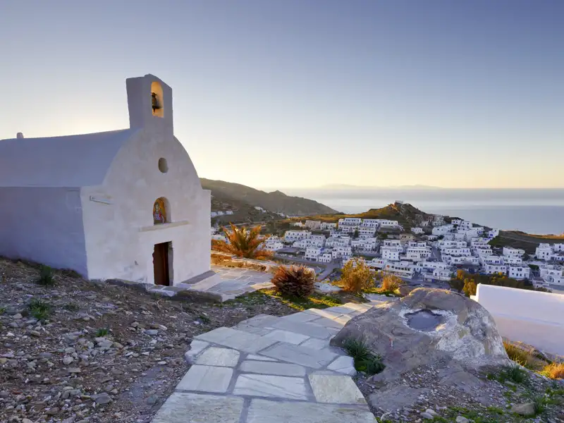 Die Sonnenuntergänge auf den Kykladen sind unvergesslich – dazu vielleicht einen Sundowner in geselliger Runde?