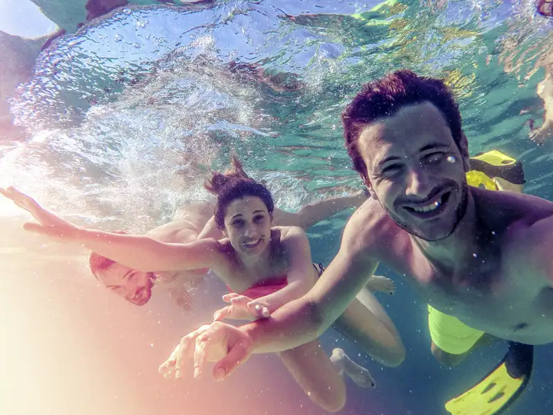 Entspannung vom Tagesprogramm auf unser Reise mit YOUNG LINE nach Griechenland: Das Meer ist nie weit und das Wasser rund um den Peloponnes ist oft kristallklar.